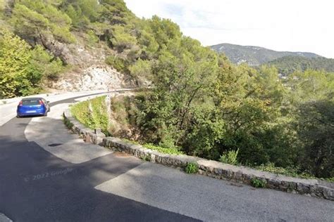 Deux jeunes femmes survivent à une chute de leur voiture dans。